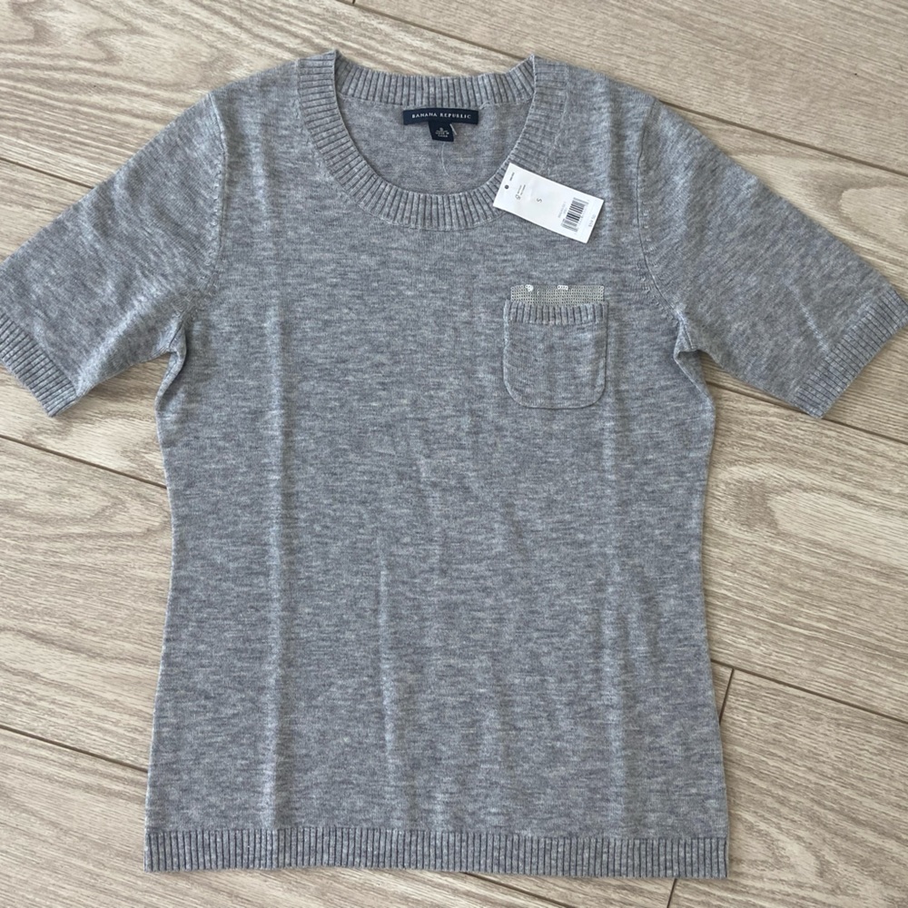 Banana Republic women’s top. Size: Small. New with tags.